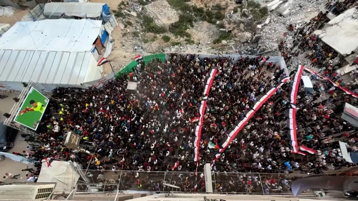 Una pantalla entre los escombros de Gaza para ver el mundial