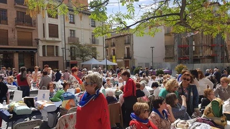 Cerca de 300 personas participan en el encuentro de bolillo de Ejea