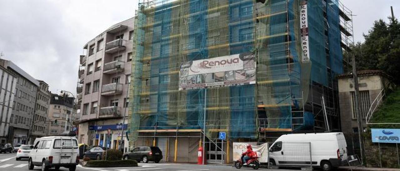 Obras en la fachada de un edificio de los años 70 en San Salvador de Poio.  // GUSTAVO SANTOS