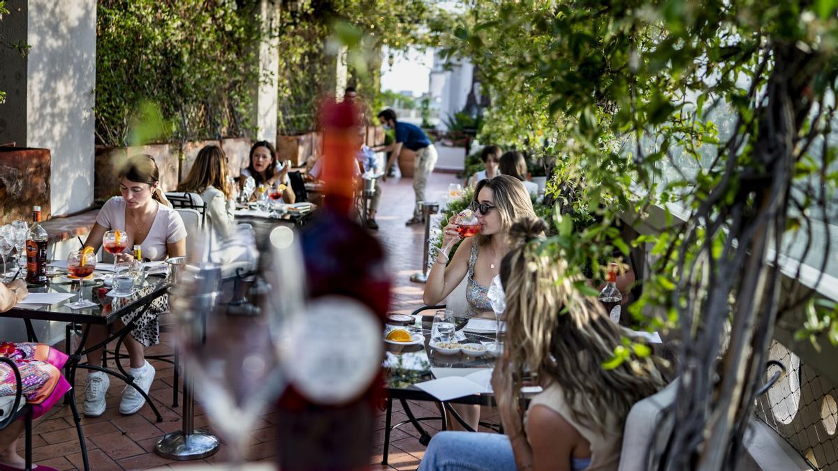 Ambiente en los talleres Art &amp; Drinks, en la azotea del Hotel Palace.