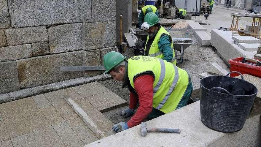 Trabajos en la Praza da Igrexa. // Bernabé/Javier Lalín