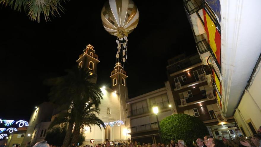 Elda lanza su primer globo por los Santos Patronos