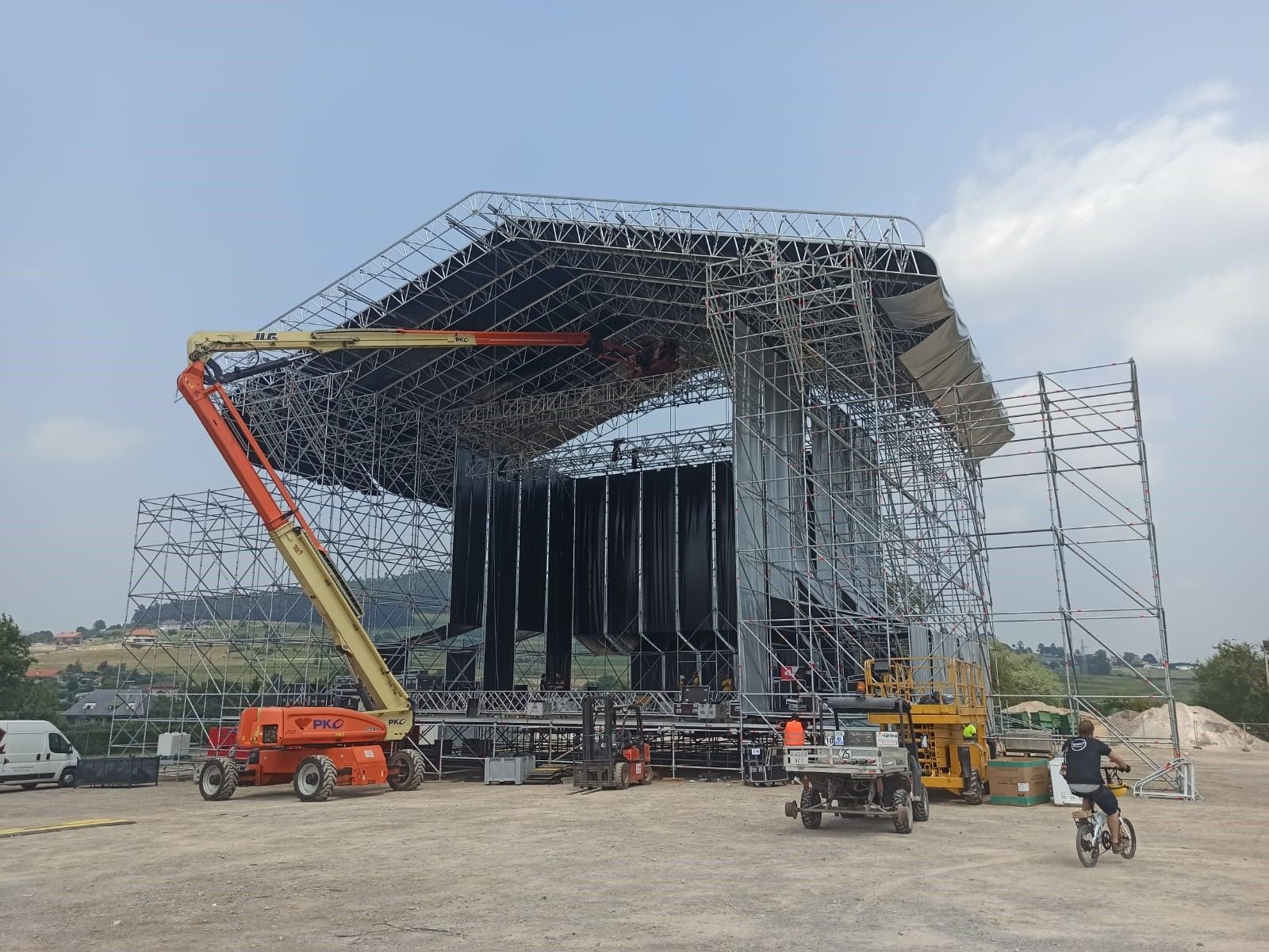 Así se monta el Boombastic y los tres escenarios del festival en Llanera