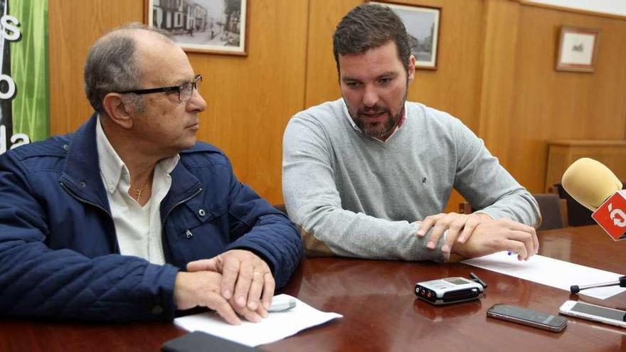 Luis Reimóndez y José López Campos, en la presentación de los salmones de oro. // Bernabé/Cris M.V.