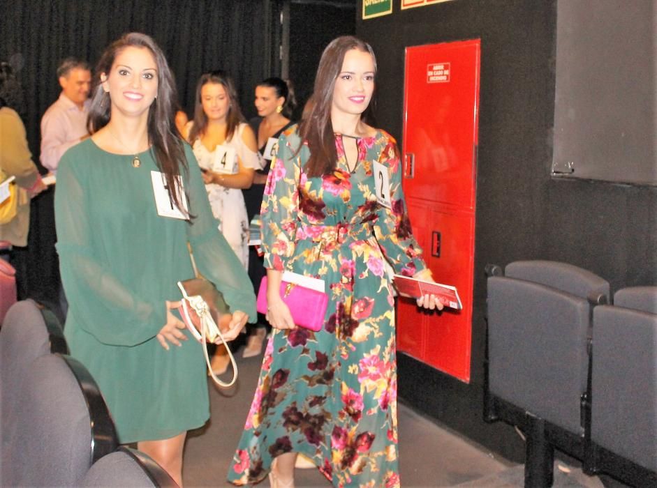 Las candidatas a fallera mayor de València visitan el concurso de teatro fallero