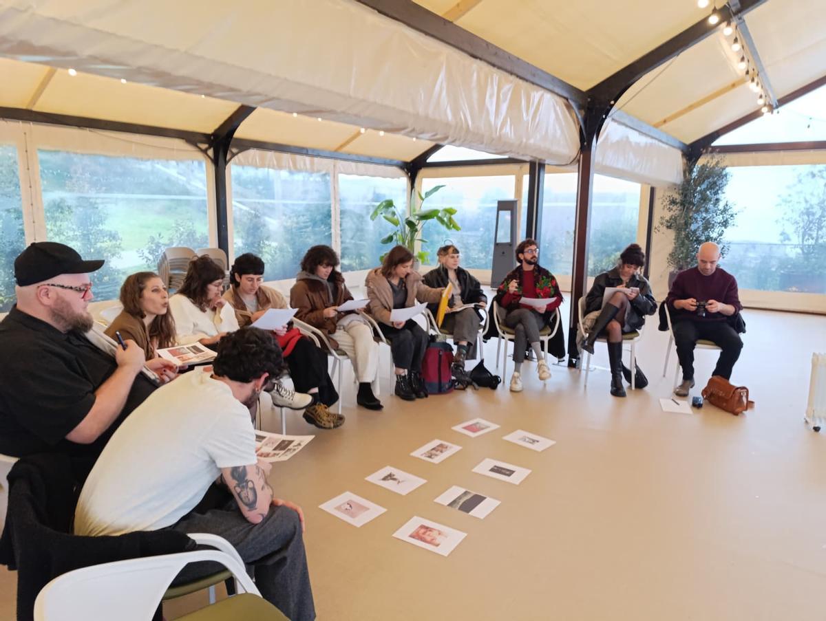 Os creadores e creadoras da residencia Interritmos Raíces Vivas, durante unha das actividades.