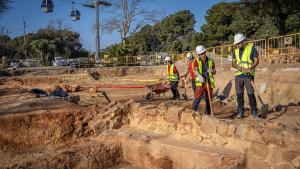 Arqueólogos en las exploraciones en la montaña de Montjuïc donde se han hallado restos de los siglos XVIII y XIX, en Barcelona.