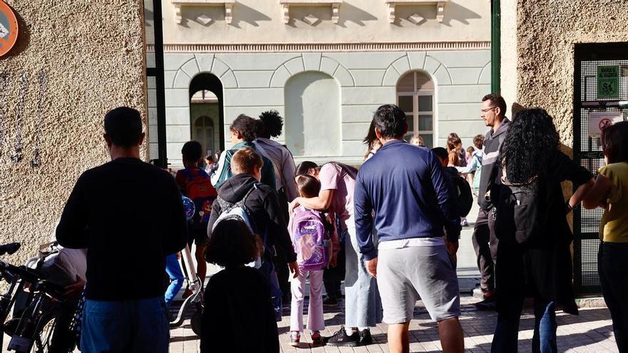 Segundo día de huelga de profesores: Entrada de alumnos al colegio Cervantes