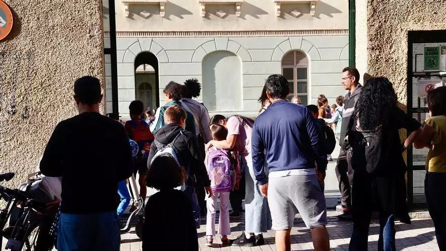 Segundo día de huelga de profesores: Entrada de alumnos al colegio Cervantes