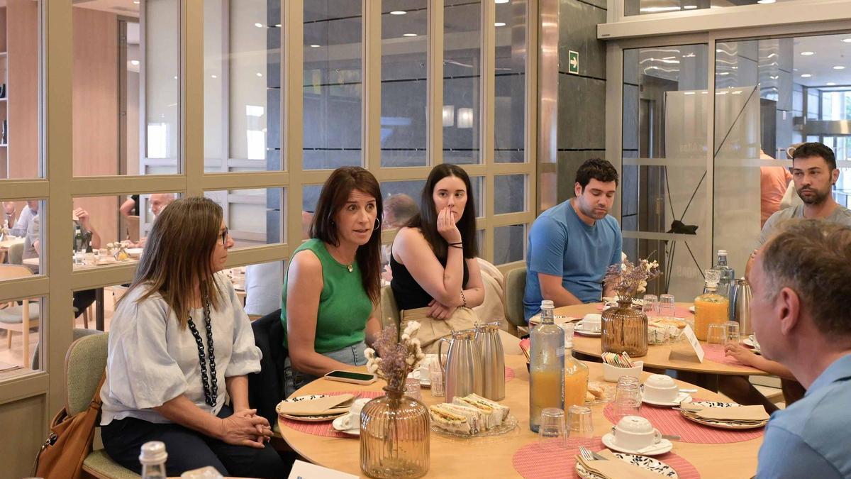 Allegue, en A Coruña, con beneficiarios de las ayudas para la compra de vivienda protegida.