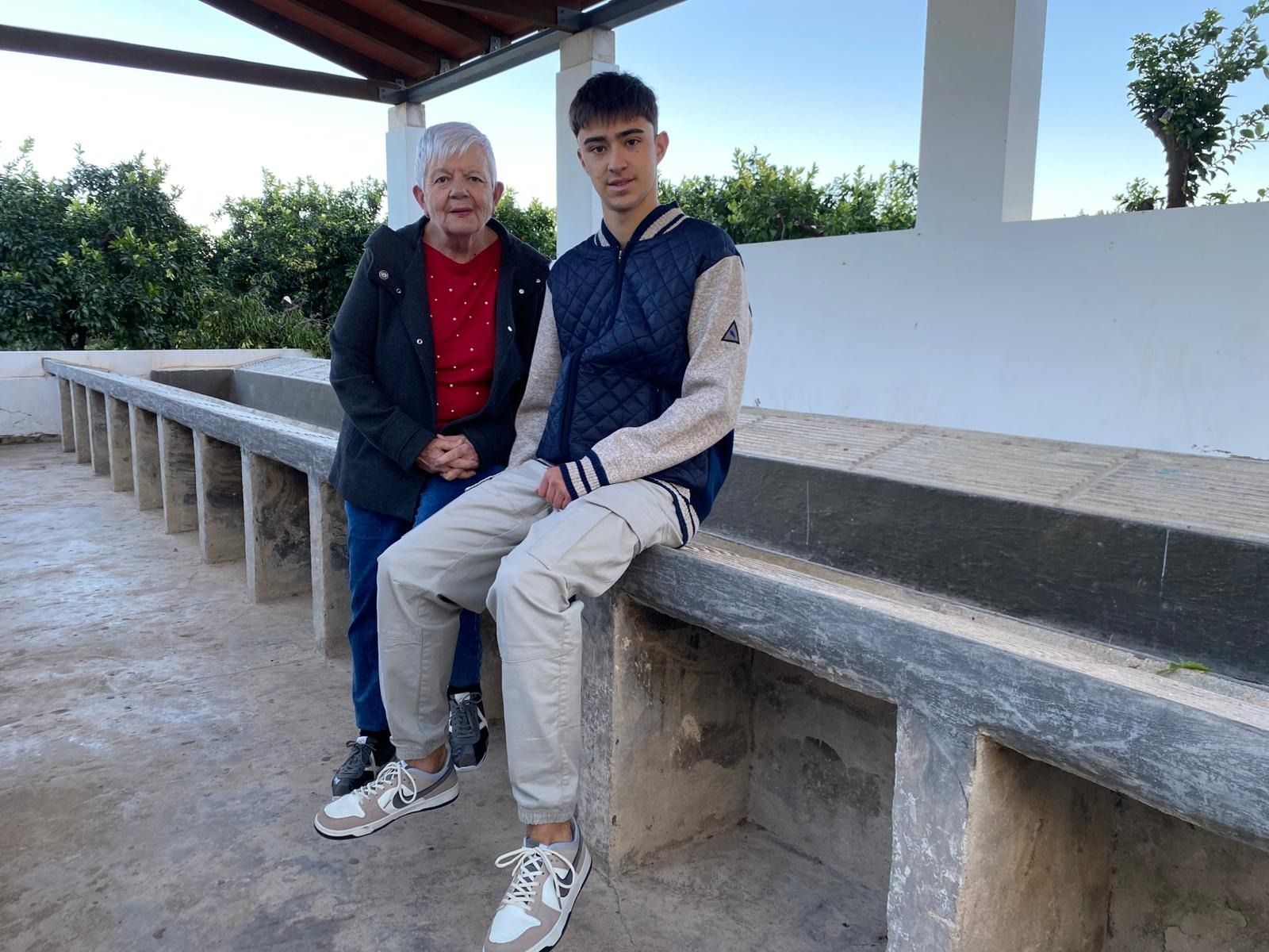 Miquel Català con su abuela Àngela en el antiguo lavadero de Palmera.