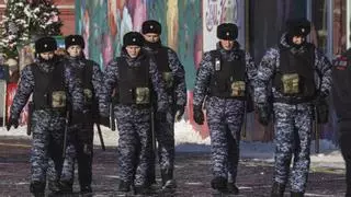 30 periodistas detenidos en una manifestación de mujeres de militares en Moscú |Vídeo