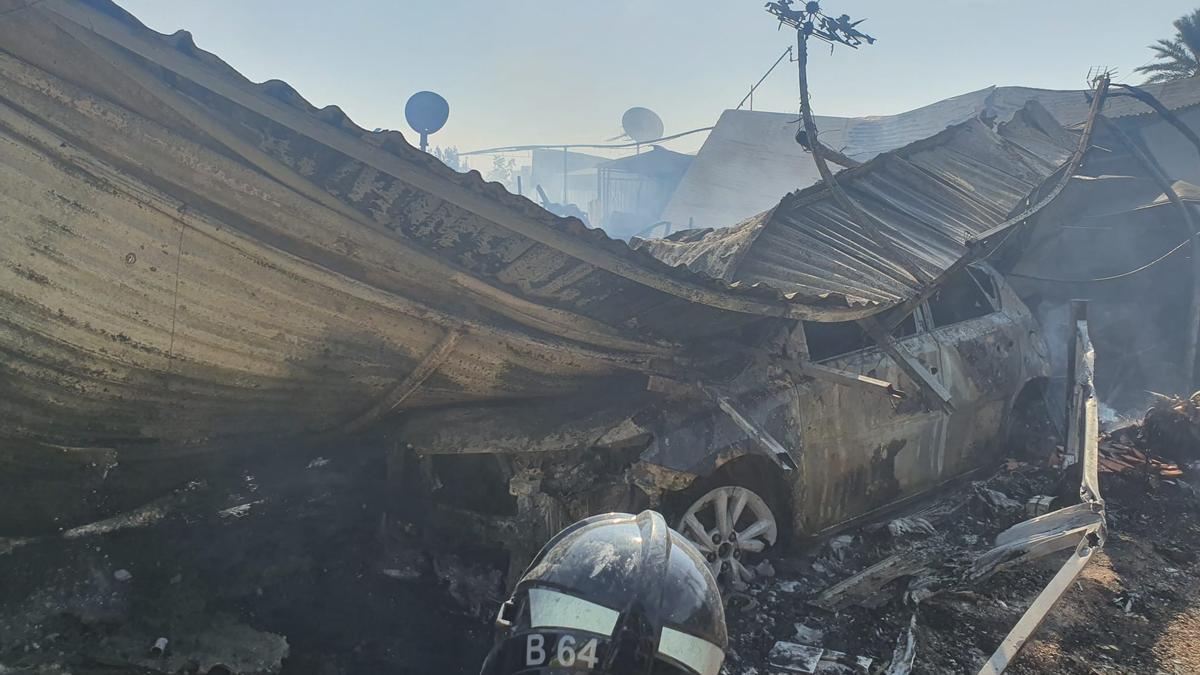 Una de las casetas después del incendio en el Caravaning La Manga.