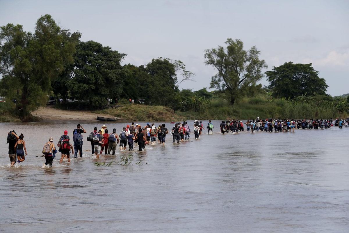 Caravana de migrantes entra en M xico pero es detenida por la polic a