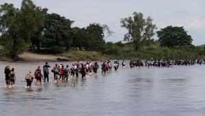 GUA23  TECUN UMAN  GUATEMALA   29 10 2018 - Integrantes de la segunda caravana de migrantes  en su mayoria hondurenos  cruzan a pie el rio Suchiate por una parte que no es muy profunda y que separa a Guatemala de Mexico  en un nuevo intento por continuar su travesia hacia Estados Unidos hoy  lunes 29 de octubre de 2018  en Tecun Uman  Guatemala   Esta es una segunda caravana de migrantes despues de que el pasado 13 octubre saliera de San Pedro Sula  Honduras  otra  ahora formada por unas 7 000 personas  que camina por territorio mexicano con direccion a Estados Unidos tras atravesar Guatemala  EFE Esteban Biba