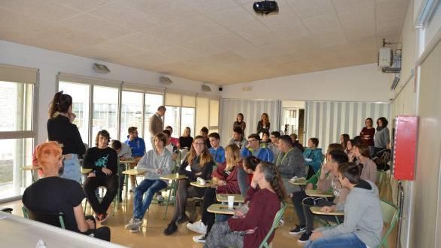 Els joves estudiants de primer de batxillerat al taller de trap a l&#039;institut l&#039;Alt Berguedà de Bagà, ahir