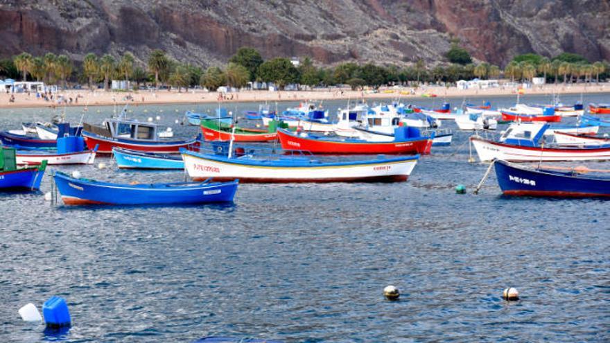 El &#039;Corbeta&#039;, en el centro de la imagen, está fondeado en la zona habilitada en la playa de Las Teresitas.