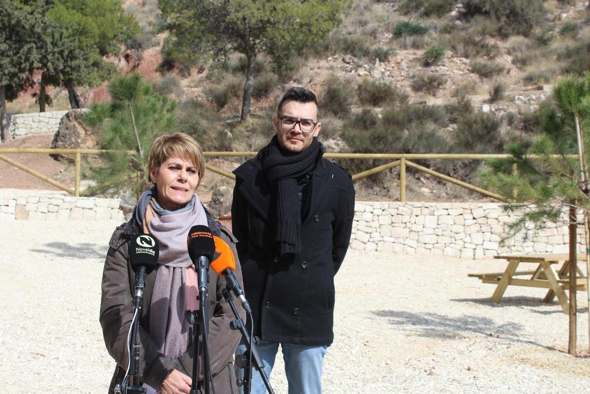 La delegada de Medio Ambiente, Lourdes Abad, y el alcalde de Novelda, Fran Martínez