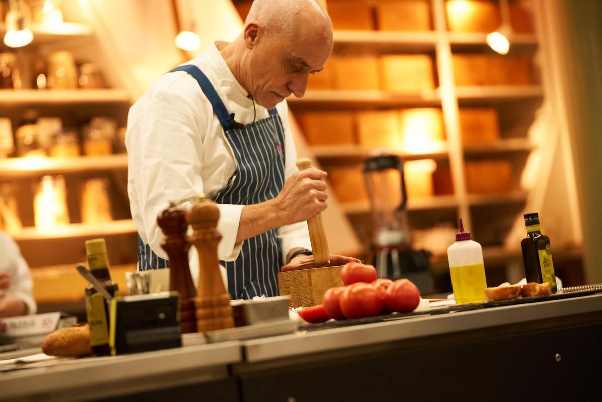 El cocinero Josep Barahona, en una demostración culinaria en Tokio.