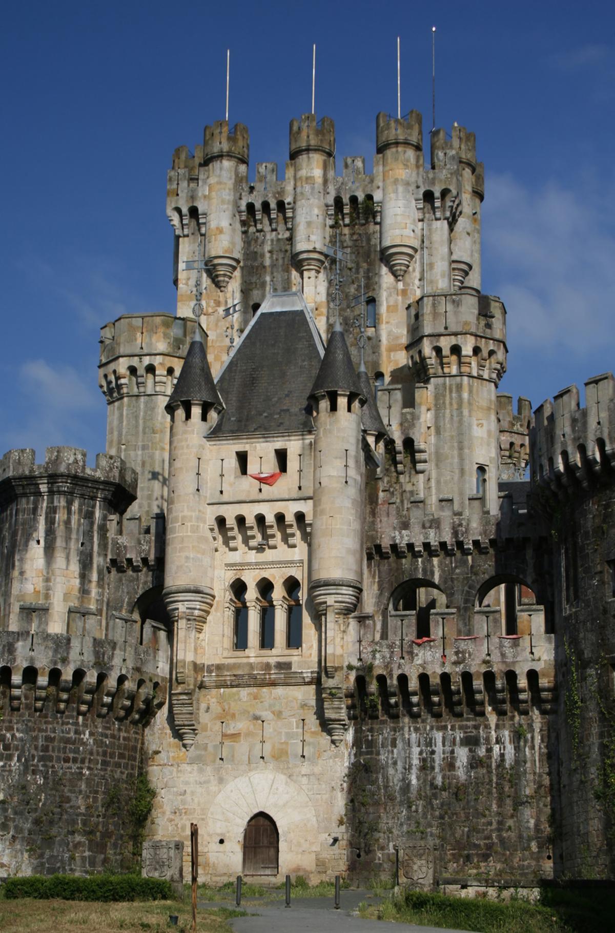La fachada neogótica del Castillo de Butrón