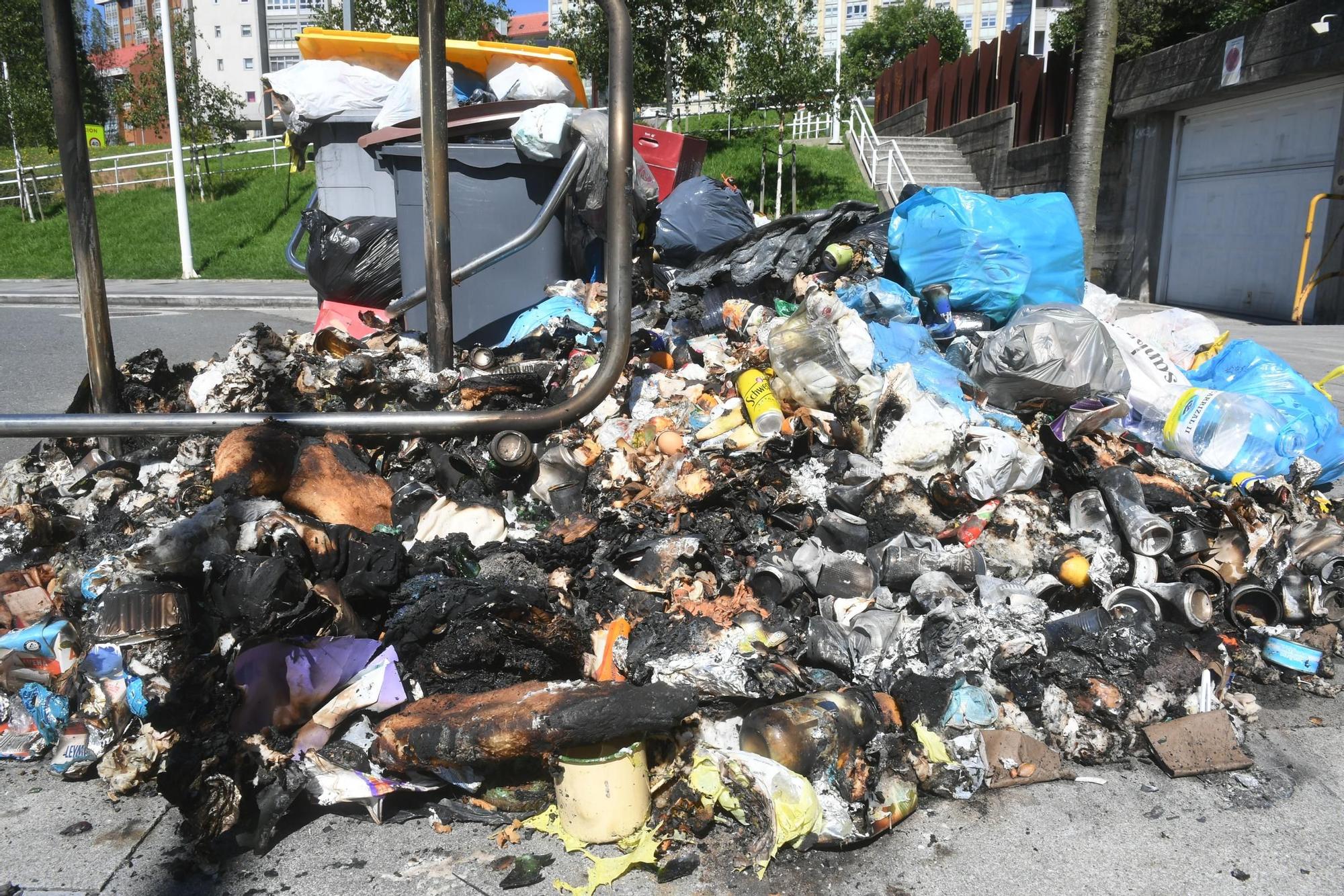 Arden cuatro contenedores de madrugada en A Coruña