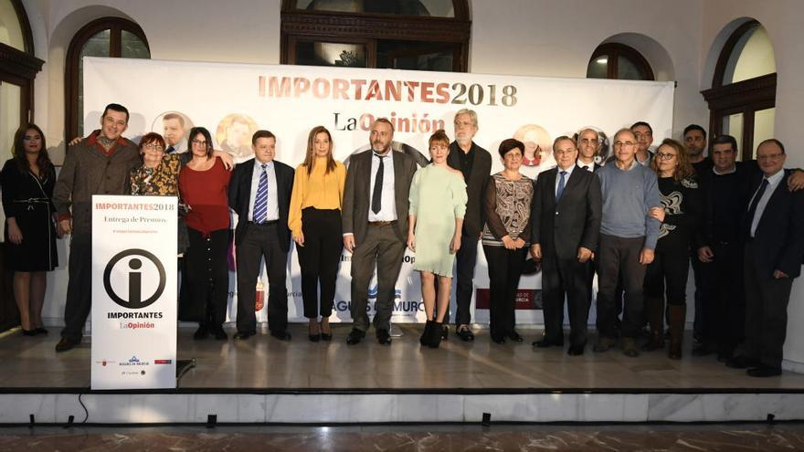 Todos los premiados en la gala de los Importantes 2018 posan junto al director del periódico LA OPINIÓN, José Alberto Pardo, después de haber recibido sus galardones.