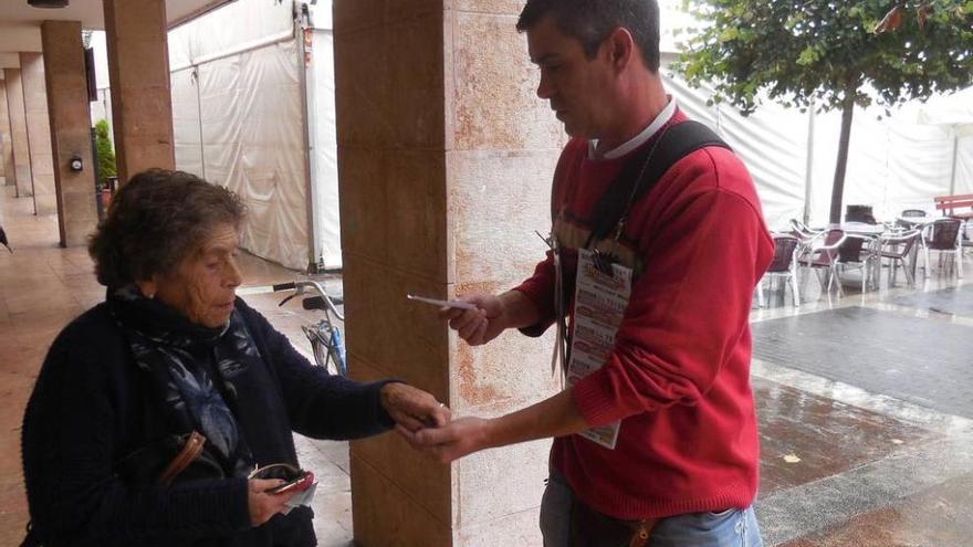 Javier González, ayer, vendiendo un cupón en Cangas de Onís.