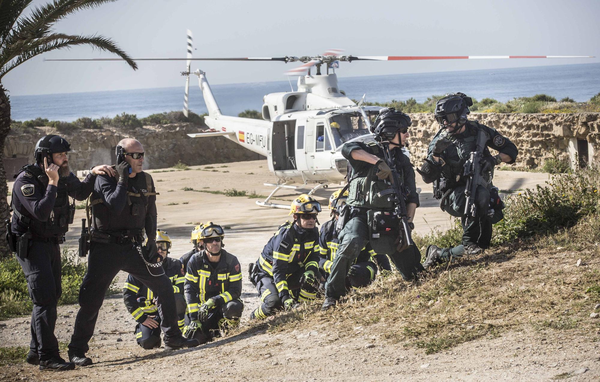 El GAR de la Guardia Civil y el Servicio de Prevención y Extinción de Incendios de los Bomberos de Alicante protagonizan en Tabarca un llamativo simulacro de emergencia