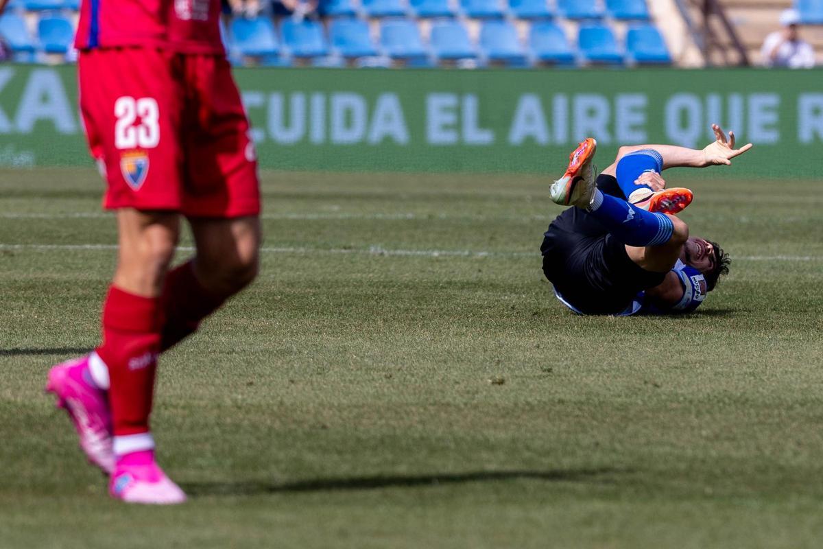 Nico Espinosa se lamenta de un golpe recibido durante el Hércules-Teruel.