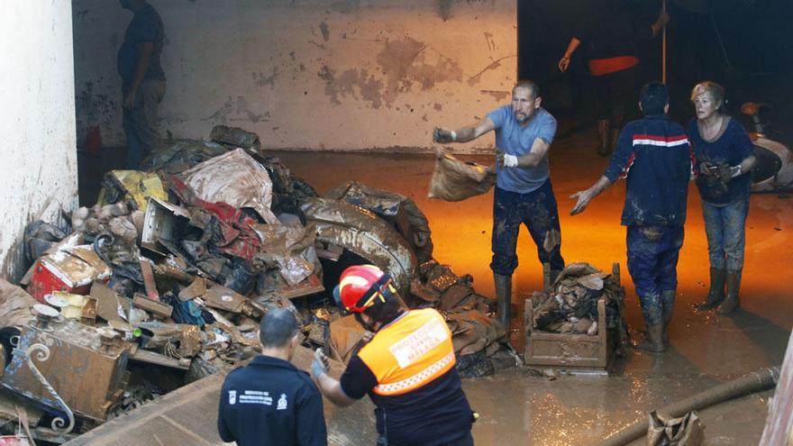 Casi 400 voluntarios ayudan a levantar Campanillas