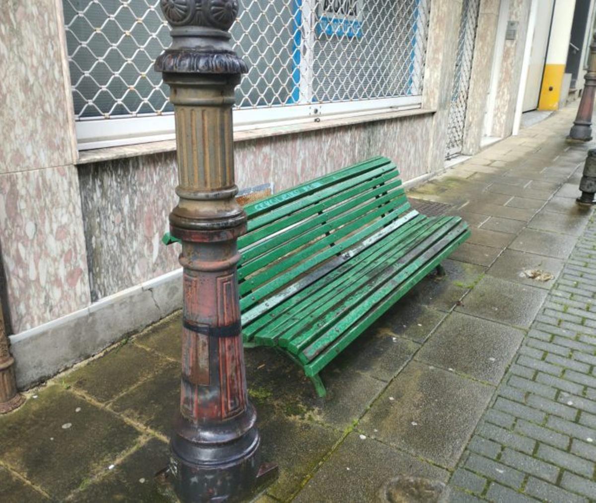 Mobiliario antiguo y farolas en mal estado.