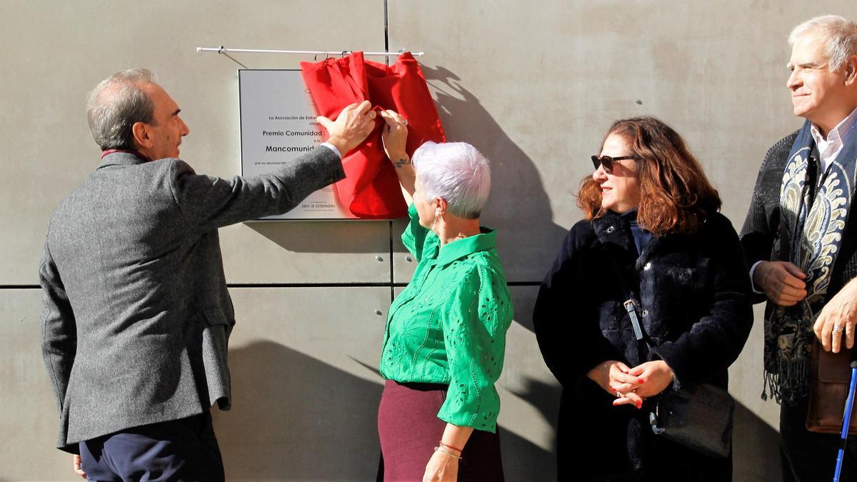 Descubrimiento de la placa que acredita el premio del Centro UNESCO de Extremadura