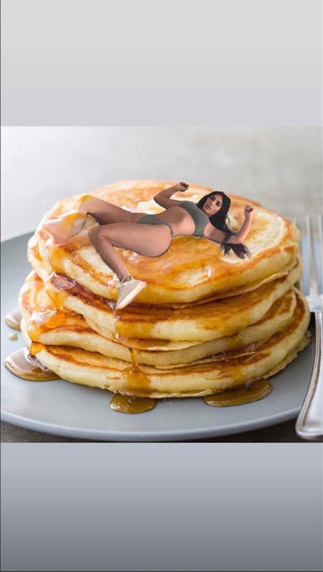 El meme de Kim Kardashian encima de una montaña de tortitas
