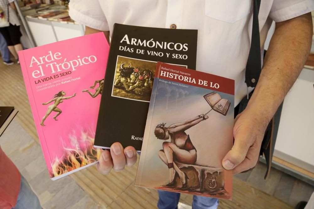 Ambiente del sábado en la Feria del Libro de Murcia