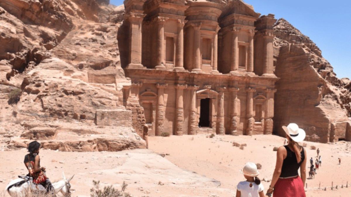 Tres turistas hispanohablantes y su guía, apuñalados en Jordania
