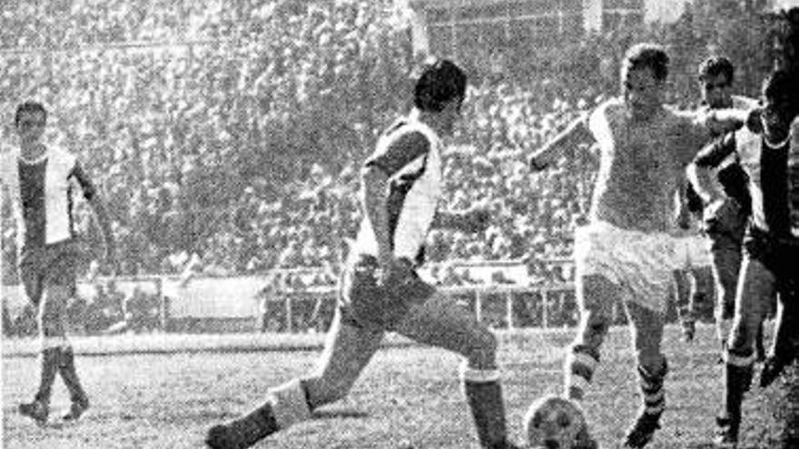 Imagen del derbi de 1973 en Balaídos entre el Celta y el Deportivo. // FdV