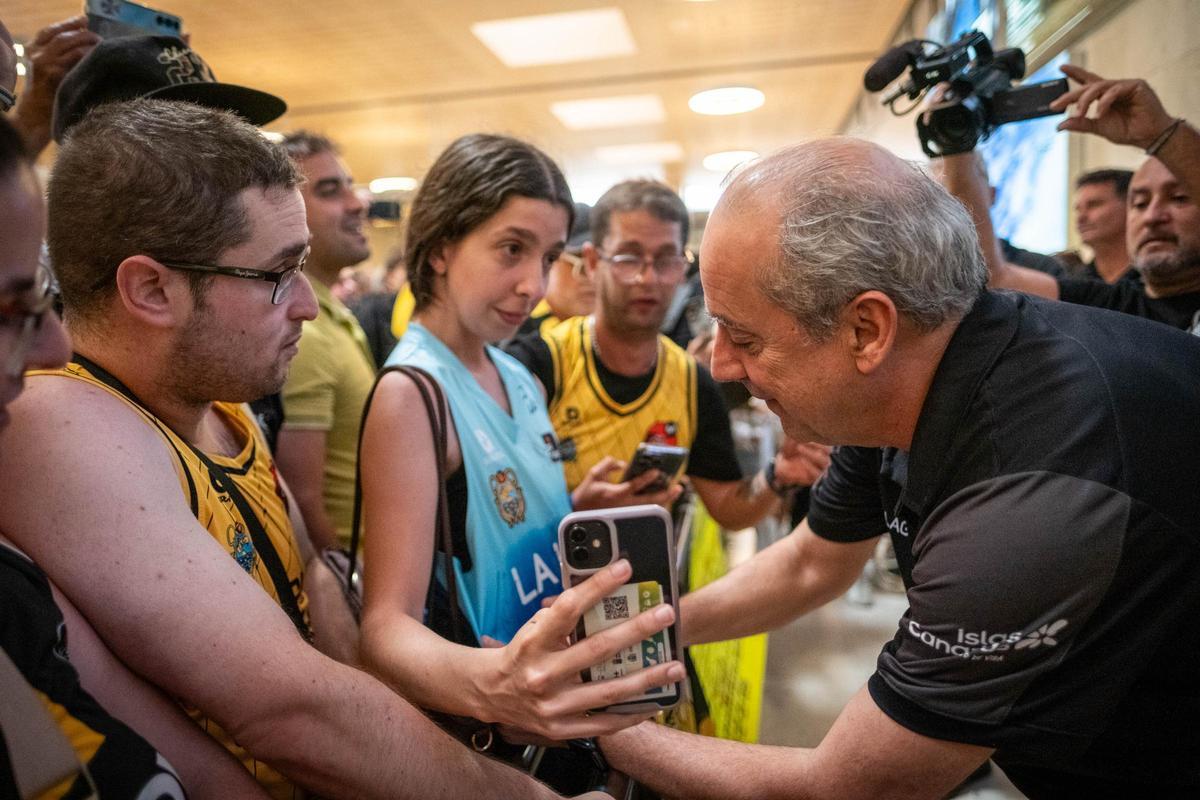Recibimiento de la afición al CB Canarias