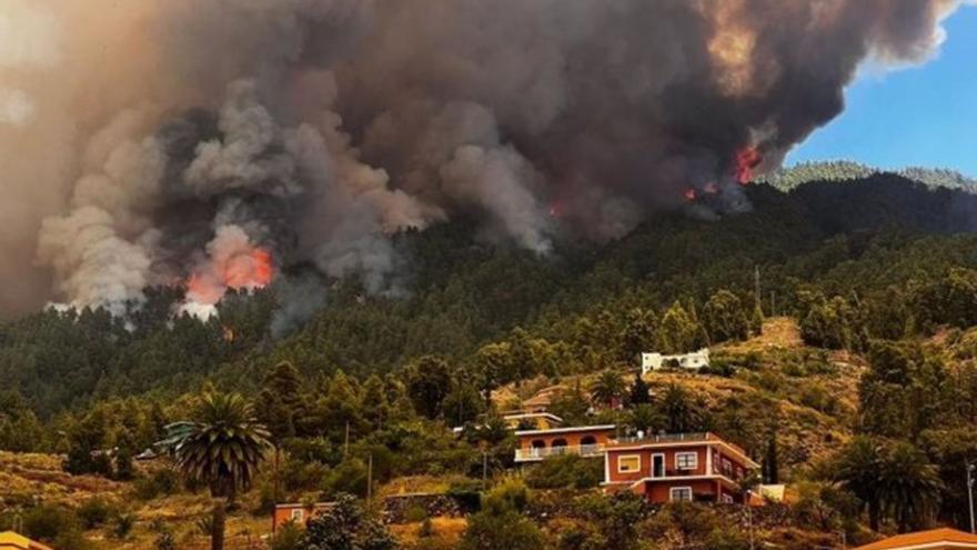 Las llamas acercándose al núcleo poblacional de Tijarafe.