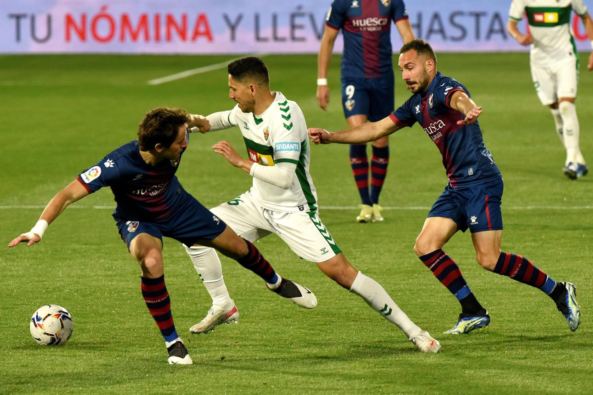 El Huesca devuelve al Elche al pozo del descenso (3-1)