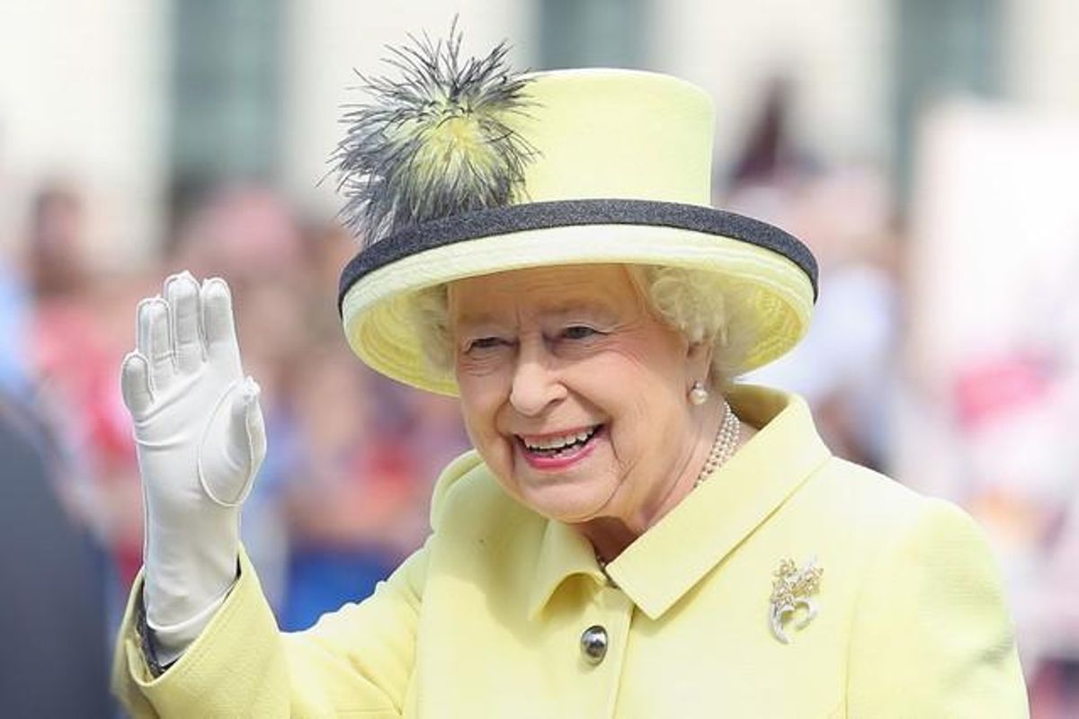 La reina Isabel II saluda la multitud durant la seva visita Berlin, el juny del 2015.