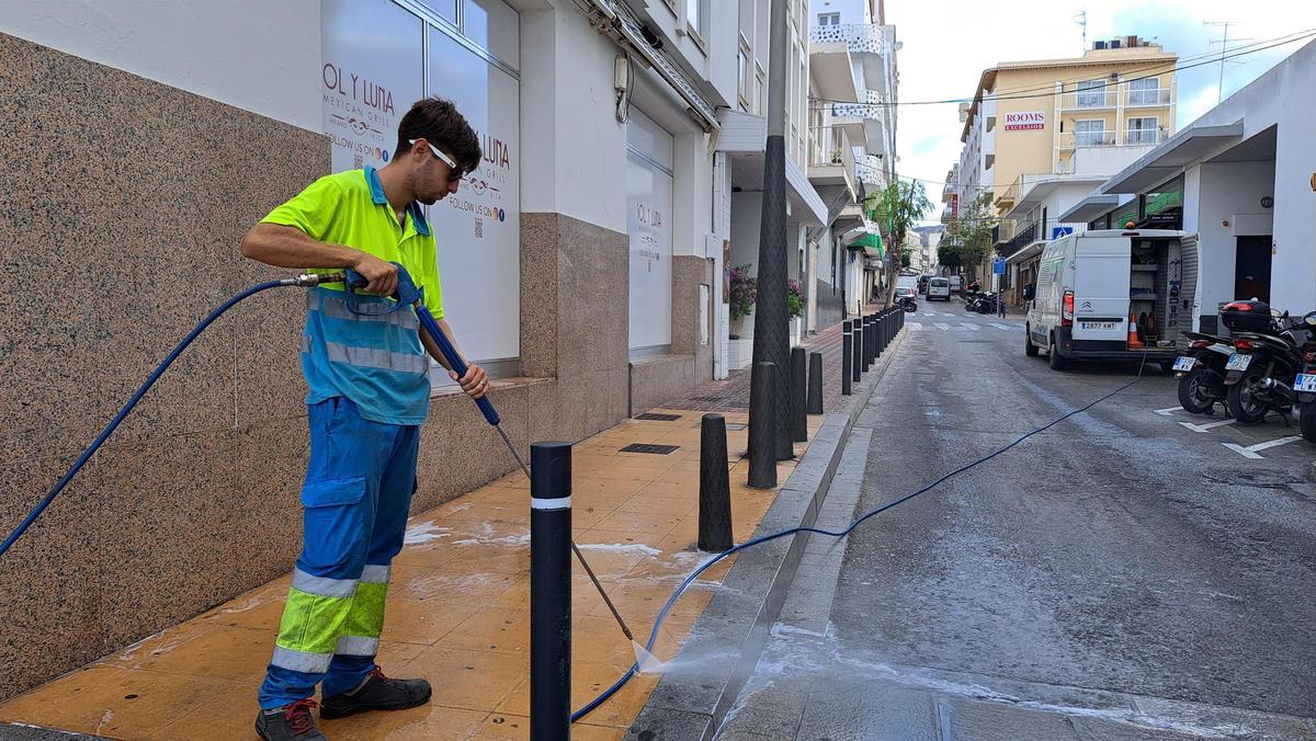Galería de imágenes de la suciedad en el la playa de s'Arenal de Sant Antoni a primera hora de la mañana Galería de imágenes de la suciedad en el la playa de s'Arenal de Sant Antoni a primera hora de la mañana