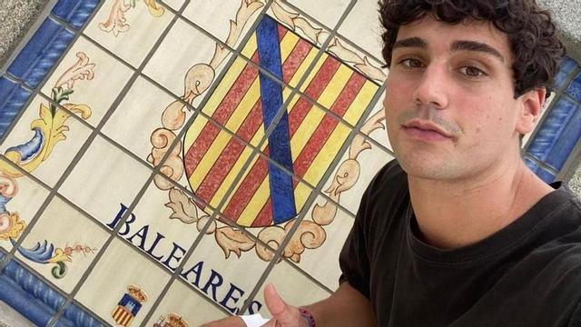 Jaume Roig, amb l’escut de Balears a Nova Orleans.|