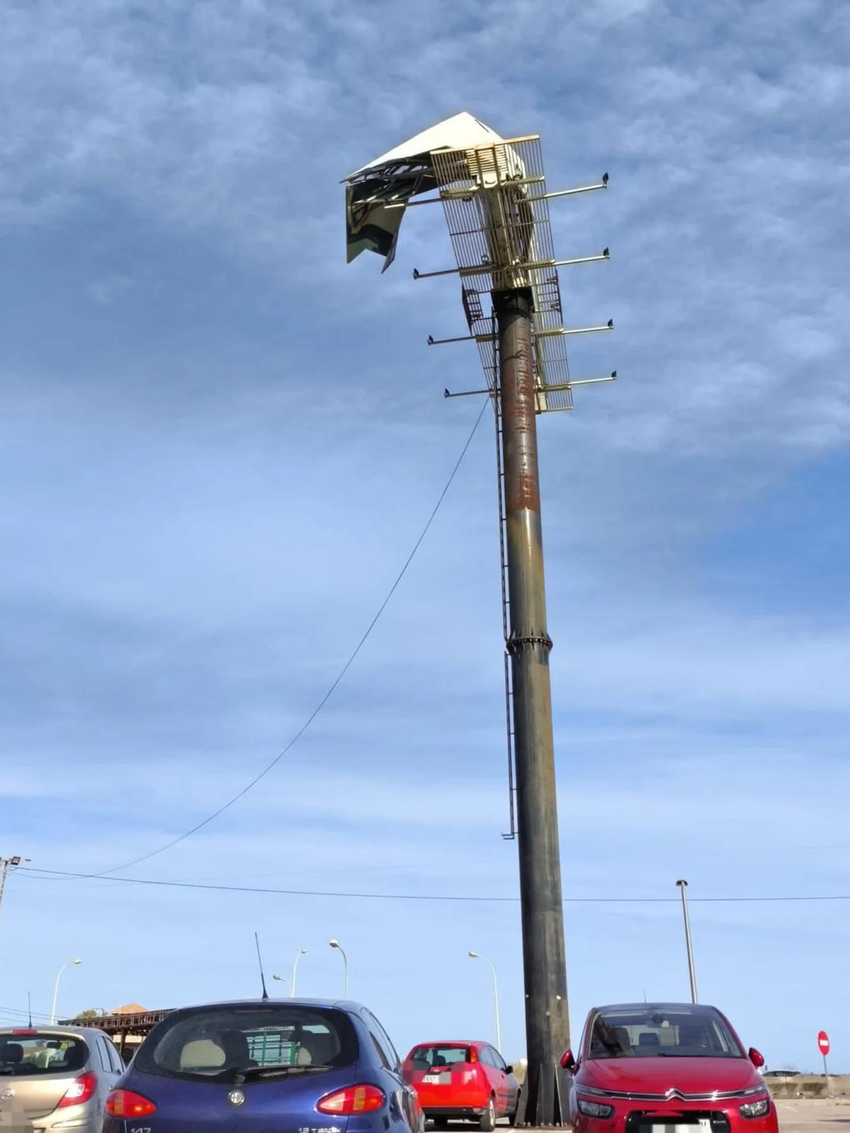 Valla publicitaria dañada.