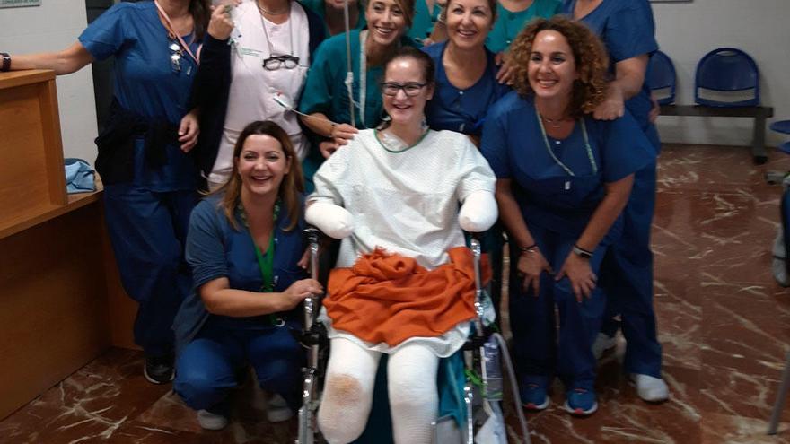 La joven Sarah Almagro Vallejo, junto a parte del equipo que la ha cuidado en el hospital.