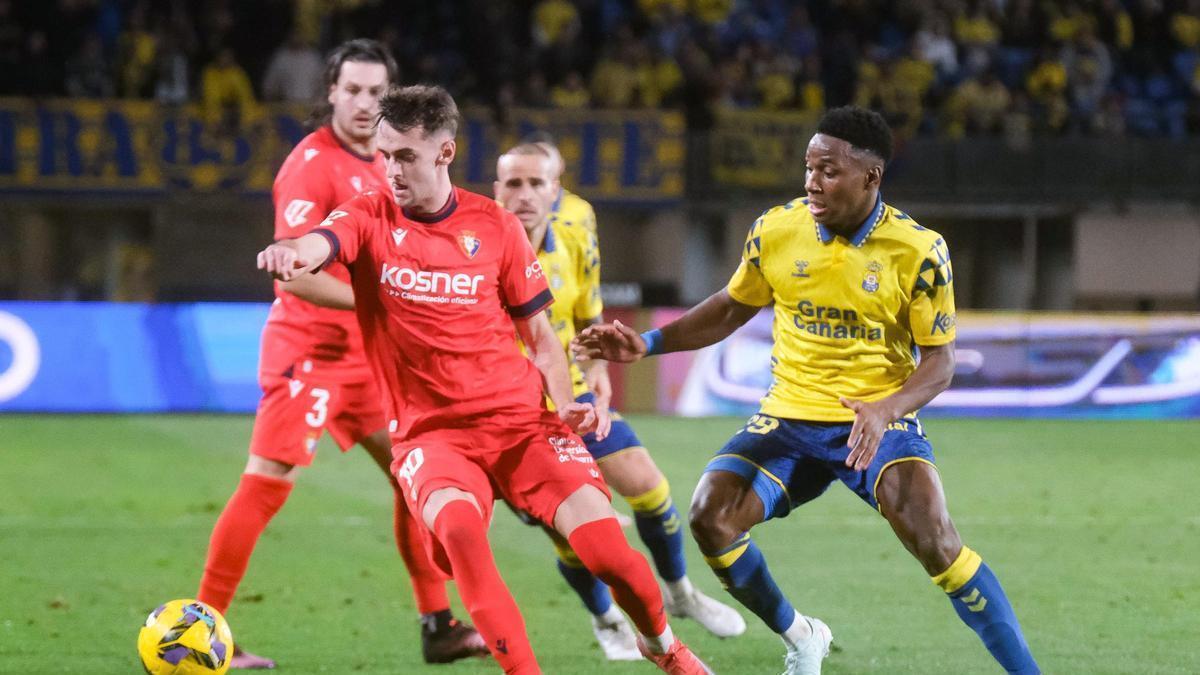 Essugo persigue a Aimar Oroz, goleador en el UD-Osasuna