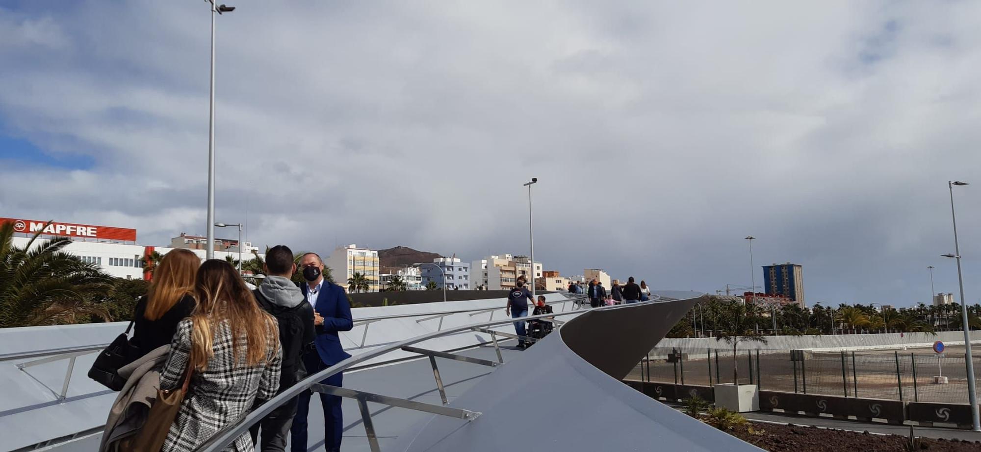 El Puerto queda conectado a la ciudad con la inauguración de la pasarela 'Onda atlántica'