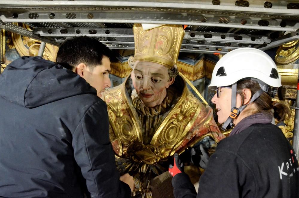 Els treballs de restauració del retaule major del Santuari del Miracle de Riner