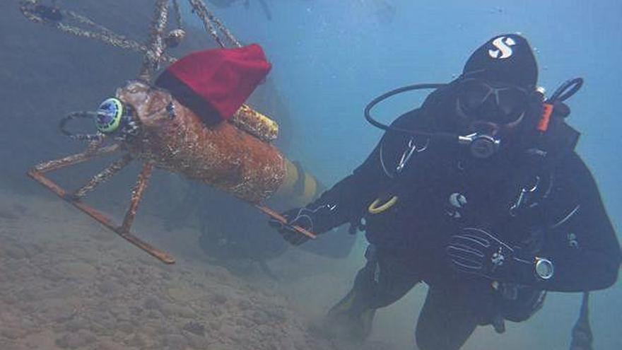 Blanes submergeix el Tió Submarí a la punta de Santa Anna