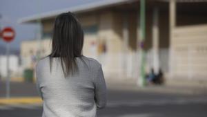 La madre que ha denunciado el caso de Bullying de su hija, frente al IES de la Pobla de Vallbona donde ocurrieron los hechos