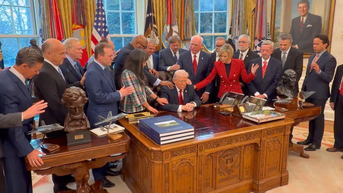 Líderes religiosos ofrecen una oración por Donald Trump en el Despacho Oval de la Casa Blanca